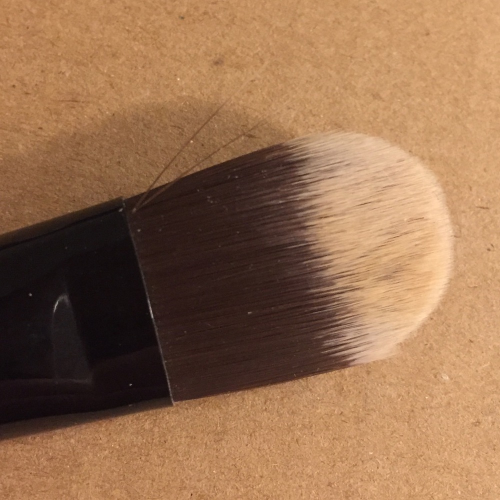 BRAND NEW Benefit Foundation Brush - Picture 3 of 3